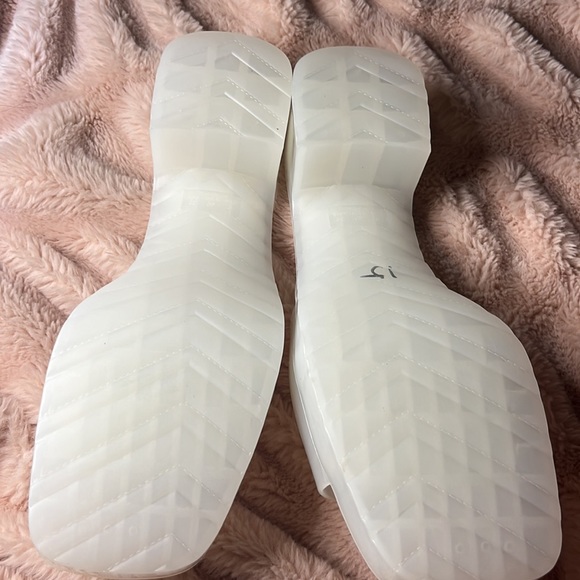 Very cute jelly heels! I’ve never worn these and they’re just not my style. - Picture 3 of 5